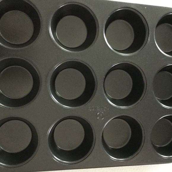 HOFFRITZ 12 CUPCAKE CAST ALUMINUM PAN...USED.. - Picture 5 of 5